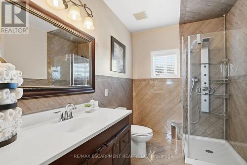 81 Simcoe Street E, Hamilton, ON - Indoor Photo Showing Bathroom