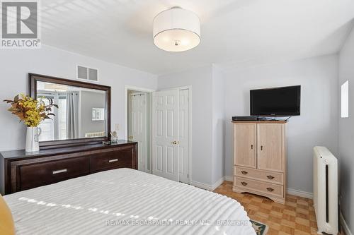 81 Simcoe Street E, Hamilton, ON - Indoor Photo Showing Bedroom