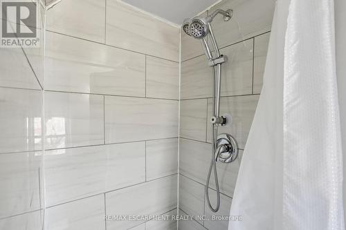 81 Simcoe Street E, Hamilton, ON - Indoor Photo Showing Bathroom