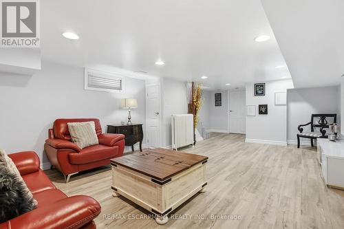 81 Simcoe Street E, Hamilton, ON - Indoor Photo Showing Living Room
