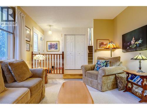 1107 29 Avenue, Vernon, BC - Indoor Photo Showing Living Room