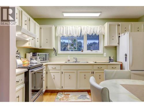 1107 29 Avenue, Vernon, BC - Indoor Photo Showing Kitchen