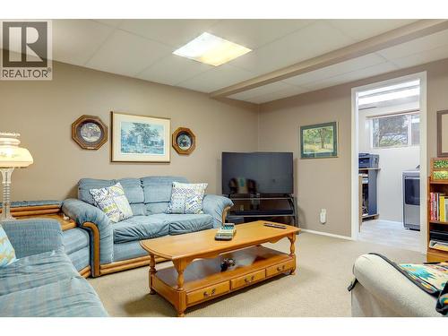 1107 29 Avenue, Vernon, BC - Indoor Photo Showing Living Room