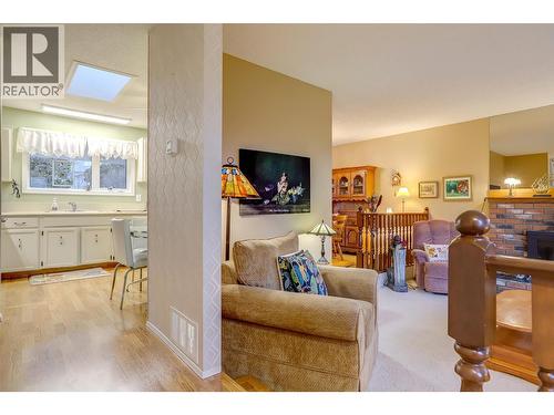 1107 29 Avenue, Vernon, BC - Indoor Photo Showing Living Room