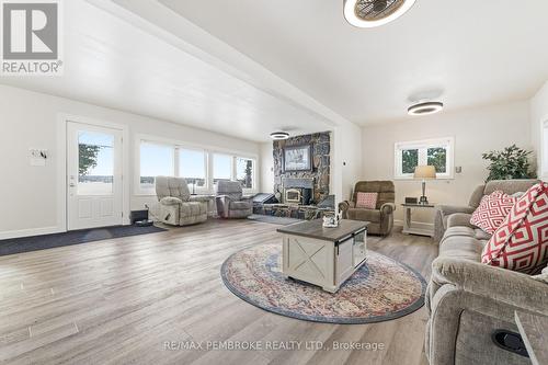 229 Holiday Lane, North Algona Wilberforce, ON - Indoor Photo Showing Living Room