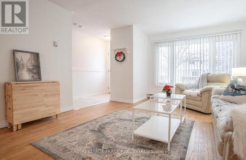 118 Capreol Court, Oshawa (Vanier), ON - Indoor Photo Showing Living Room