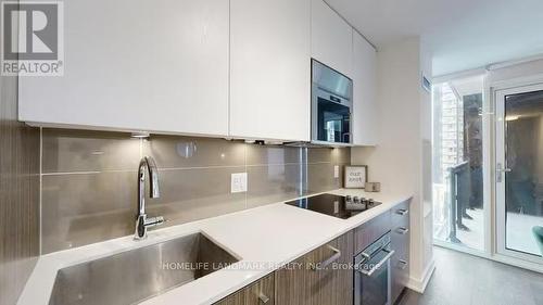 607 - 17 Dundonald Street, Toronto, ON - Indoor Photo Showing Kitchen With Upgraded Kitchen