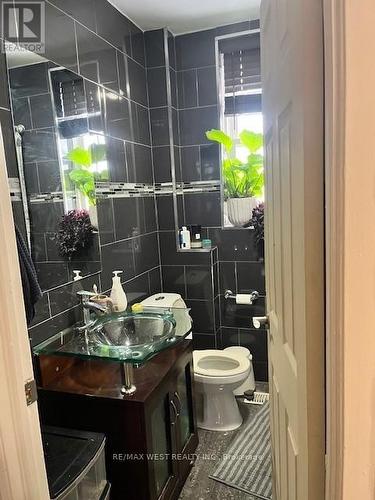 2Nd Fl - 247 Lansdowne Avenue, Toronto, ON - Indoor Photo Showing Bathroom