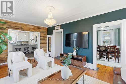 11 King Street W, Kawartha Lakes, ON - Indoor Photo Showing Living Room
