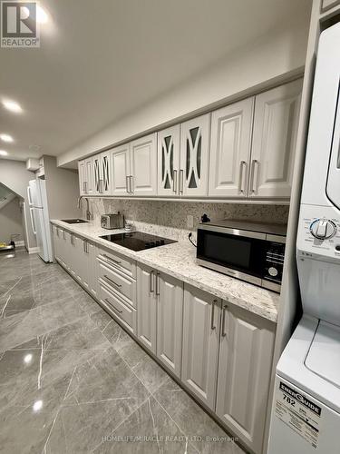 7044 Chigwel Court, Mississauga, ON - Indoor Photo Showing Kitchen
