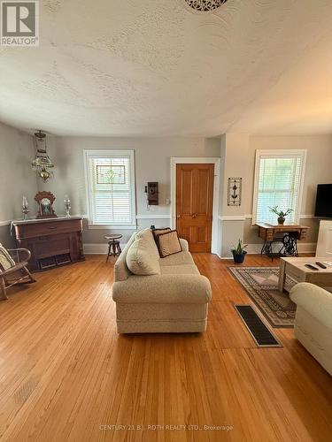 46 King Street N, Innisfil, ON - Indoor Photo Showing Living Room