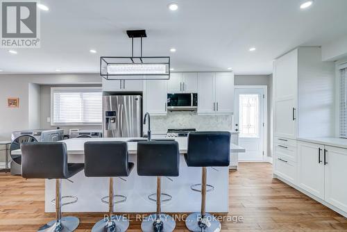 524 Fergo Avenue S, Mississauga, ON - Indoor Photo Showing Kitchen With Upgraded Kitchen