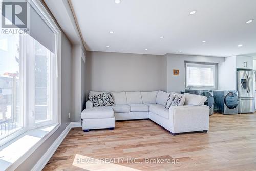 524 Fergo Avenue S, Mississauga, ON - Indoor Photo Showing Living Room