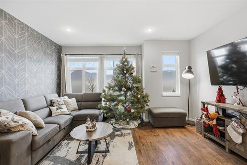 118-1951 Qu'Appelle Boulevard, Kamloops, BC - Indoor Photo Showing Living Room