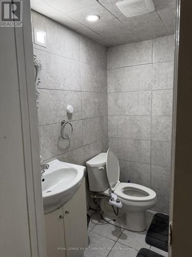 7695 Anaka Drive, Mississauga, ON - Indoor Photo Showing Bathroom