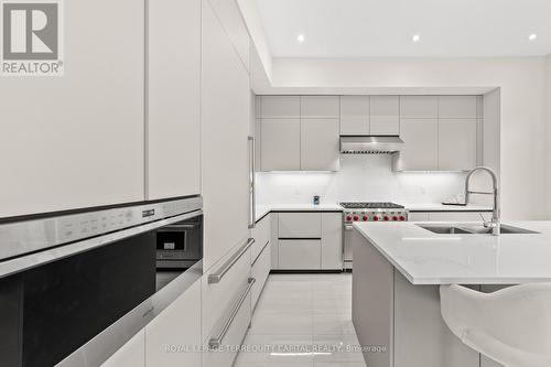 23 Kingwood Lane, Aurora, ON - Indoor Photo Showing Kitchen With Upgraded Kitchen