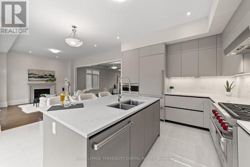 23 Kingwood Lane, Aurora, ON - Indoor Photo Showing Kitchen With Double Sink