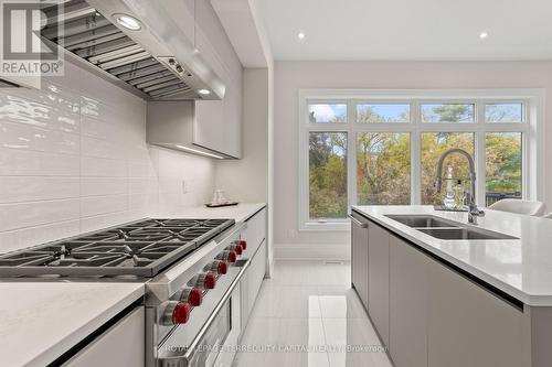 23 Kingwood Lane, Aurora, ON - Indoor Photo Showing Kitchen With Double Sink With Upgraded Kitchen