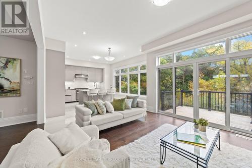 23 Kingwood Lane, Aurora, ON - Indoor Photo Showing Living Room