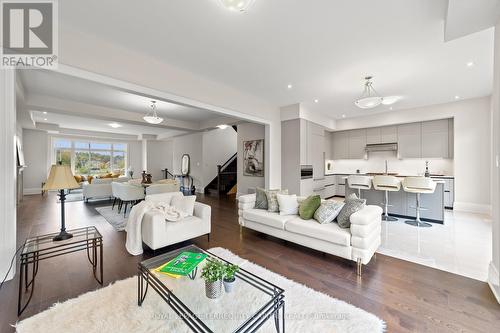 23 Kingwood Lane, Aurora, ON - Indoor Photo Showing Living Room