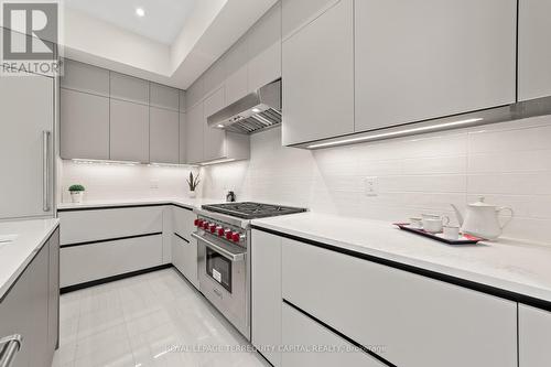 23 Kingwood Lane, Aurora, ON - Indoor Photo Showing Kitchen With Upgraded Kitchen