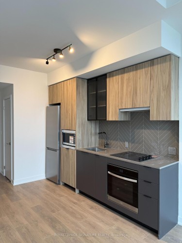 816-1037 The Queensway N/A, Toronto, ON - Indoor Photo Showing Kitchen With Stainless Steel Kitchen