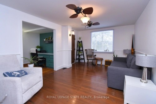 3222 Peach Avenue, Fort Erie, ON - Indoor Photo Showing Living Room