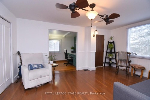 3222 Peach Avenue, Fort Erie, ON - Indoor Photo Showing Living Room