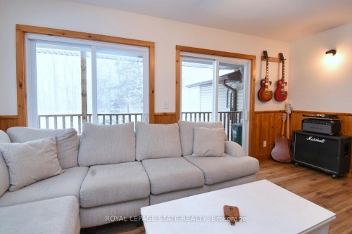 3222 Peach Avenue, Fort Erie, ON - Indoor Photo Showing Living Room
