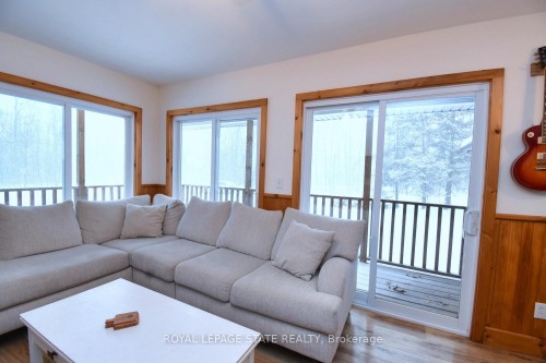 3222 Peach Avenue, Fort Erie, ON - Indoor Photo Showing Living Room