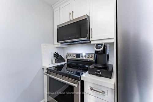 25 Hun Crescent, Toronto, ON - Indoor Photo Showing Kitchen