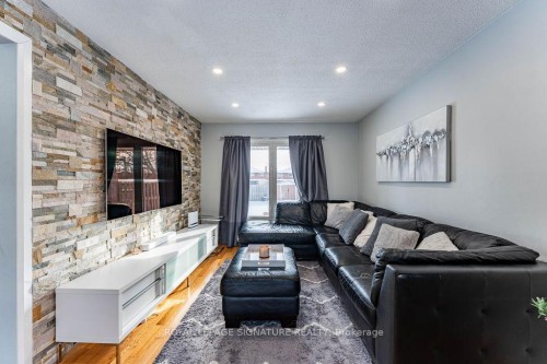 25 Hun Crescent, Toronto, ON - Indoor Photo Showing Living Room