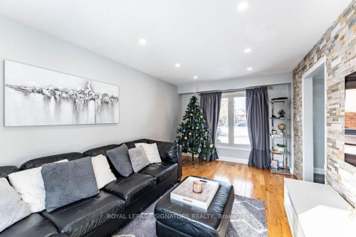 25 Hun Crescent, Toronto, ON - Indoor Photo Showing Living Room