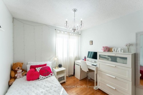 25 Hun Crescent, Toronto, ON - Indoor Photo Showing Bedroom