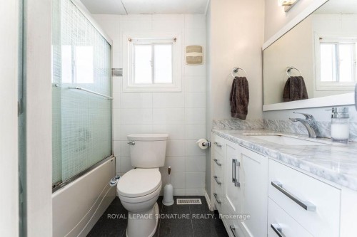 25 Hun Crescent, Toronto, ON - Indoor Photo Showing Bathroom