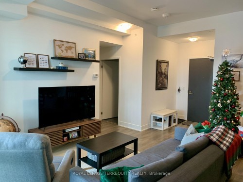 507E-2908 Highway 7 Road, Vaughan, ON - Indoor Photo Showing Living Room
