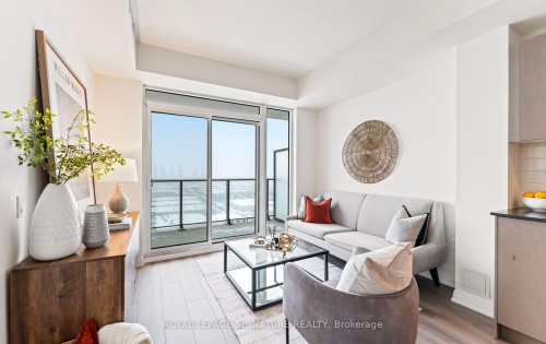 1922-8960 Jane Street, Vaughan, ON - Indoor Photo Showing Living Room