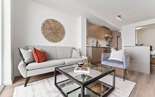 1922-8960 Jane Street, Vaughan, ON - Indoor Photo Showing Living Room