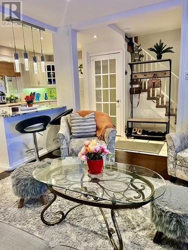 82 Ready Court, Brampton, ON - Indoor Photo Showing Living Room