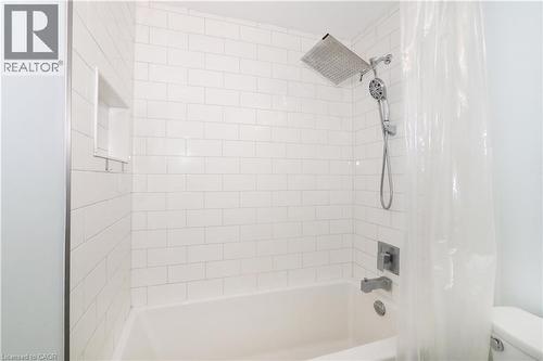Bathroom featuring shower / bath combo with shower curtain and toilet - 255 Northlake Drive Unit# 27, Waterloo, ON - Indoor Photo Showing Bathroom