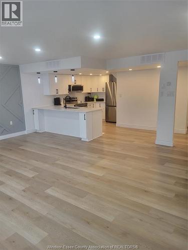 380 Pelissier Unit# 905, Windsor, ON - Indoor Photo Showing Kitchen