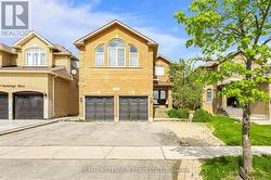 5525 HEATHERLEIGH AVENUE  Mississauga, ON L5V 2L5