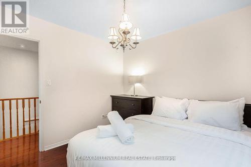 5525 Heatherleigh Avenue, Mississauga, ON - Indoor Photo Showing Bedroom
