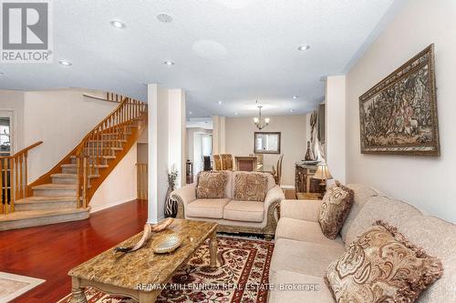 5525 Heatherleigh Avenue, Mississauga, ON - Indoor Photo Showing Living Room