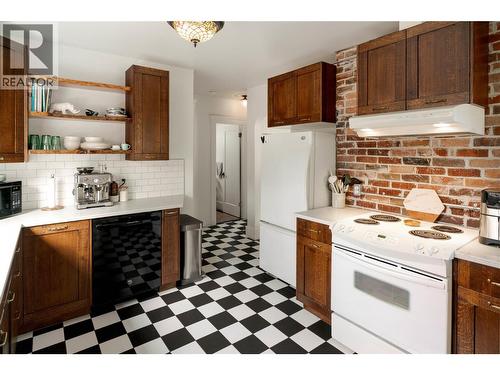 1852 Marshall Street, Kelowna, BC - Indoor Photo Showing Kitchen