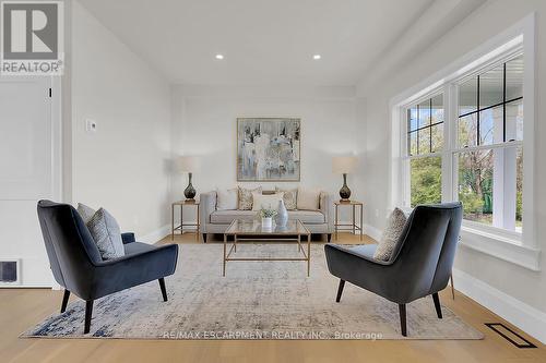 8184 Airport Road E, Hamilton, ON - Indoor Photo Showing Living Room