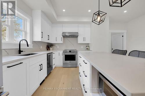 8184 Airport Road E, Hamilton, ON - Indoor Photo Showing Kitchen With Upgraded Kitchen