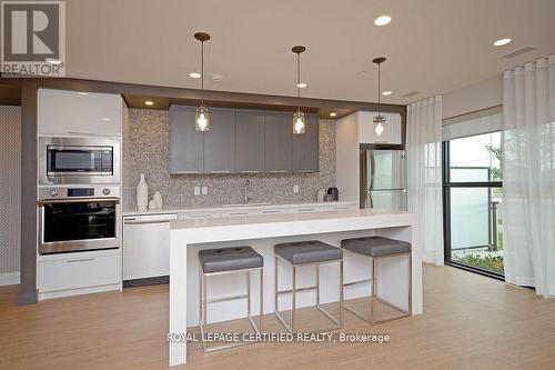 435 - 128 Grovewood Common, Oakville, ON - Indoor Photo Showing Kitchen With Upgraded Kitchen
