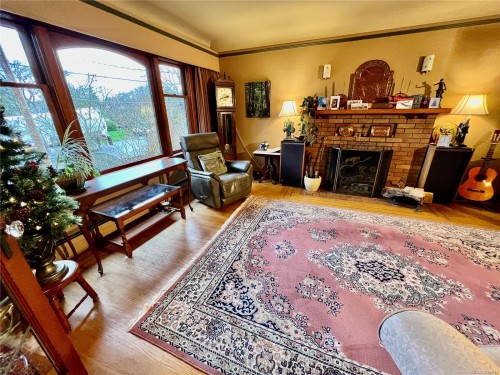 3681 Elliston Ave, Saanich, BC 