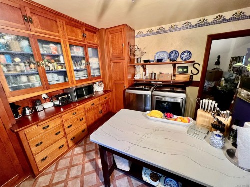 3681 Elliston Ave, Saanich, BC 